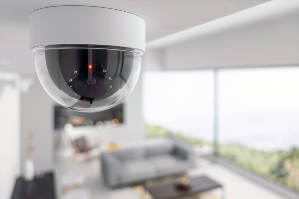 Caméra de surveillance moderne installée dans un salon